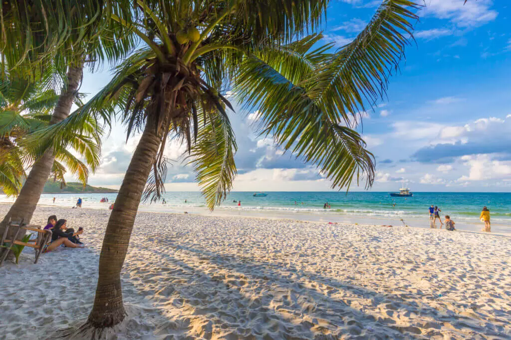 A wonderful stroll on the beach of Paradee Resort with the warm sunny weather